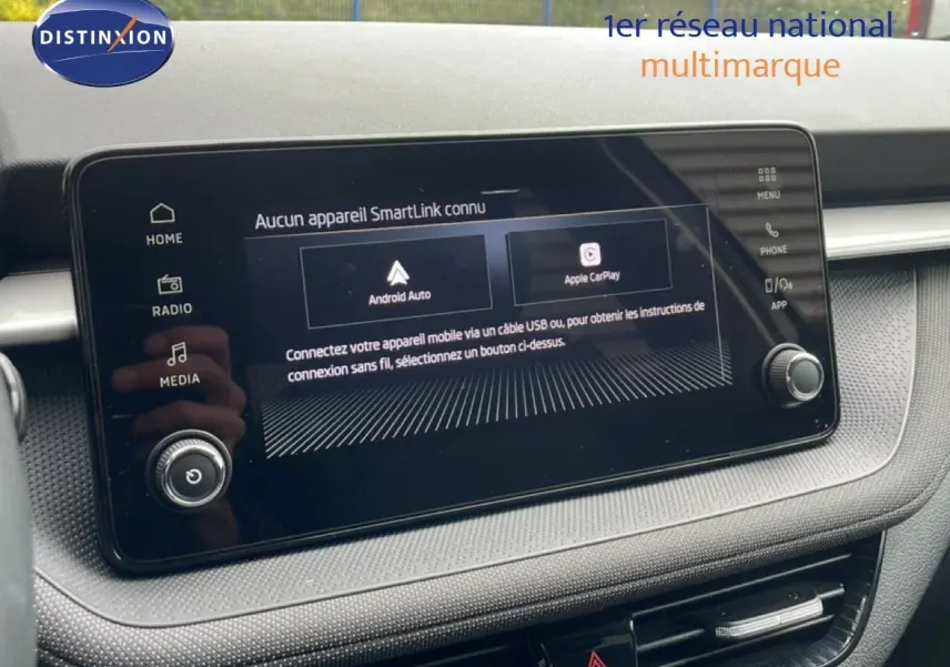 Écran tactile central du tableau de bord de la Skoda Fabia 2025 en gros plan, affichant les options Android Auto et Apple CarPlay.