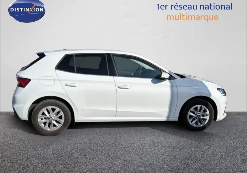 Profil droit d'une Skoda Fabia 2025 gris graphite métal, compacte avec jantes alliage et lignes épurées.