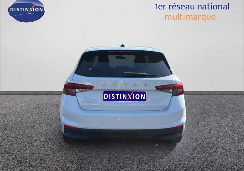 Vue arrière d'une Skoda Fabia gris graphite métal 2025 avec feux LED et hayon fermé sur fond neutre.
