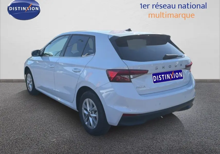 Vue 3/4 arrière droite d'une Skoda Fabia 2025 gris graphite métal avec feux arrière LED et jantes alliage.
