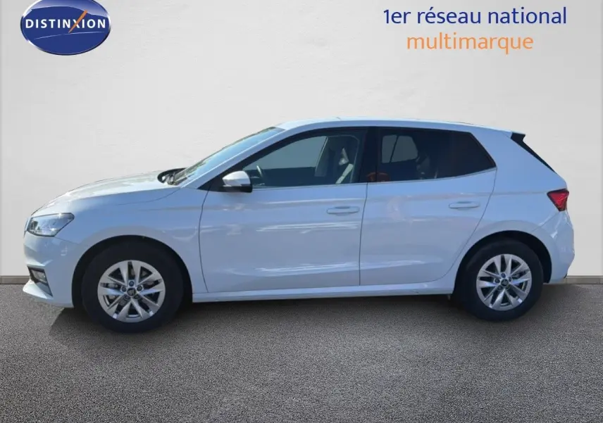 Profil droit d'une Skoda Fabia 2025 gris graphite métal, compacte avec jantes alliage et vitres teintées.