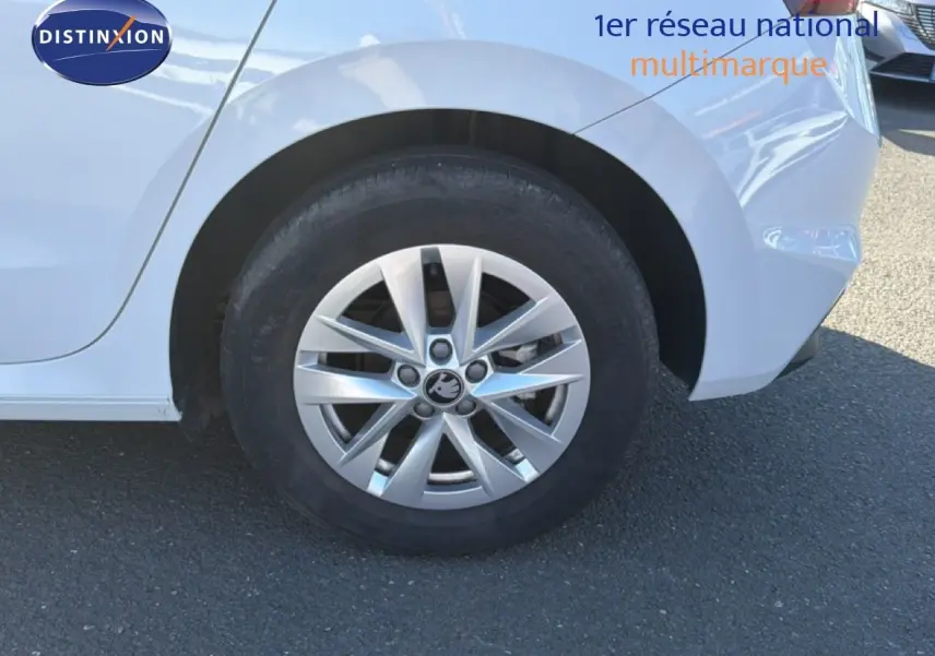 Gros plan sur la roue avant gauche d'une Skoda Fabia gris graphite avec jante alliage à 10 branches.
