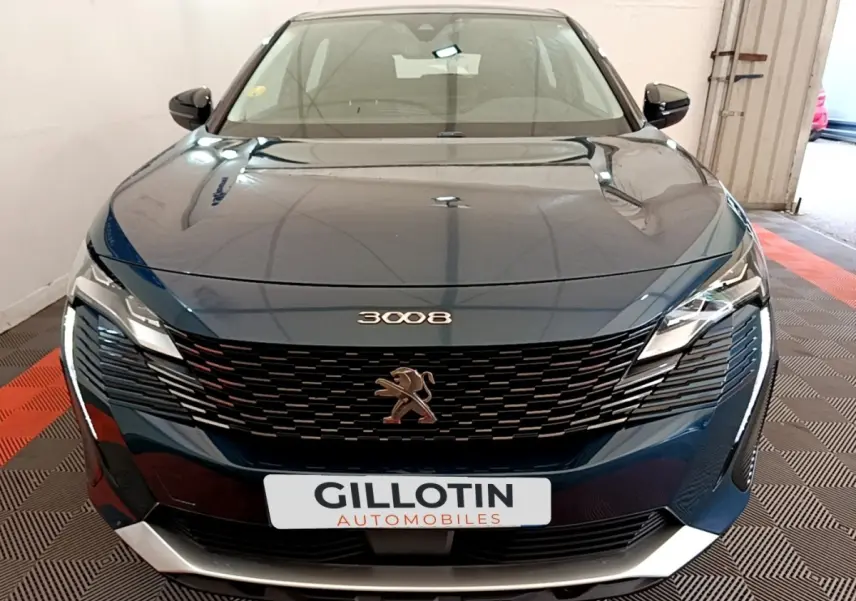 Vue frontale d’un Peugeot 3008 bleu 2022 avec calandre noire et logo lion chromé bien visible.