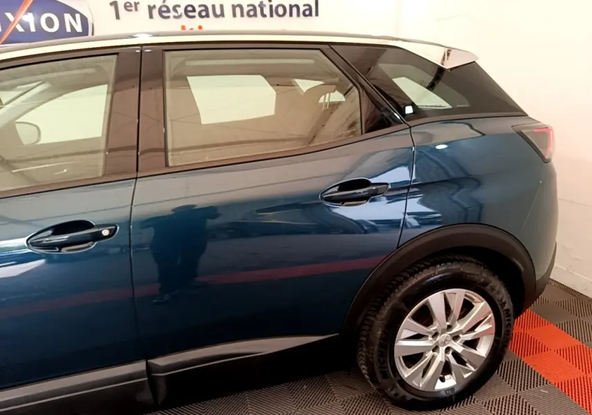 Vue latérale côté droit du Peugeot 3008 bleu 2022 avec toit blanc et jantes alliage visibles.