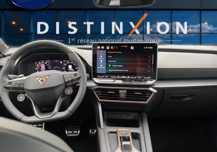 Vue intérieure du tableau de bord du CUPRA Formentor 1.5 etsi hybrid 2026 avec écran tactile et volant multifonction cuir.
