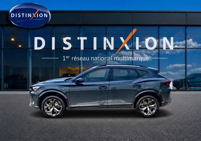Vue latérale droite du CUPRA Formentor 1.5 etsi hybrid 150 DSG7 en bleu fjord, avec jantes 18 pouces et lignes dynamiques.
