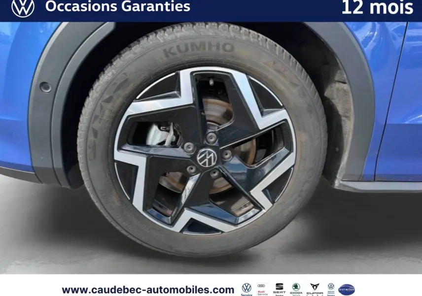 Gros plan sur la jante alliage noire et brillante Coventry 18 pouces du Volkswagen T-Roc bleu côté arrière droit.