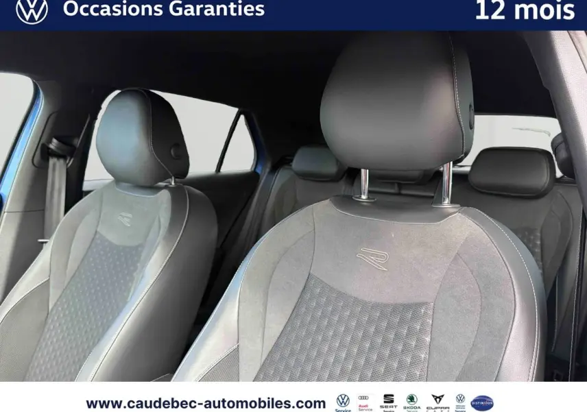 Intérieur du Volkswagen T-Roc 2026 montrant les sièges avant sport en cuir et alcantara gris avec logo R brodé.