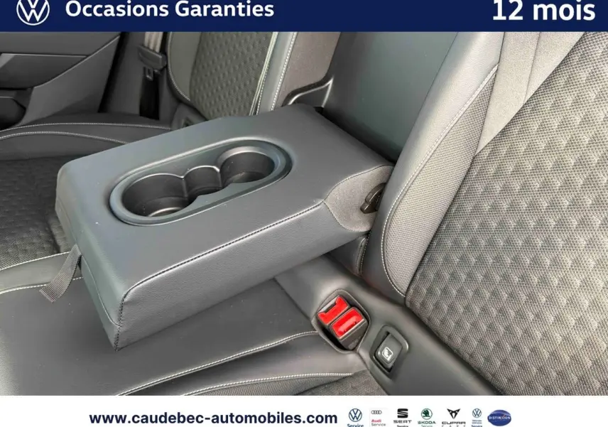 Accoudoir central arrière avec porte-gobelets et sièges en tissu gris du Volkswagen T-Roc 2026.