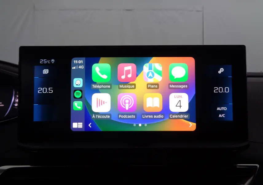 Écran tactile central du Peugeot 3008 2023 affichant les applications Apple CarPlay avec commandes climatisation à 20°C