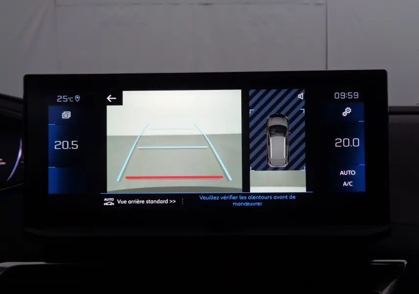 Écran central du Peugeot 3008 2023 montrant la caméra de recul avec guidage et affichage de la température intérieure.