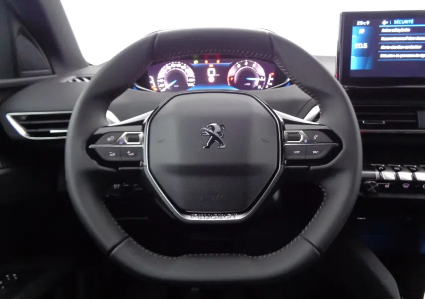 Volant cuir noir au design compact du Peugeot 3008 2023 avec commandes intégrées et tableau de bord numérique visible.