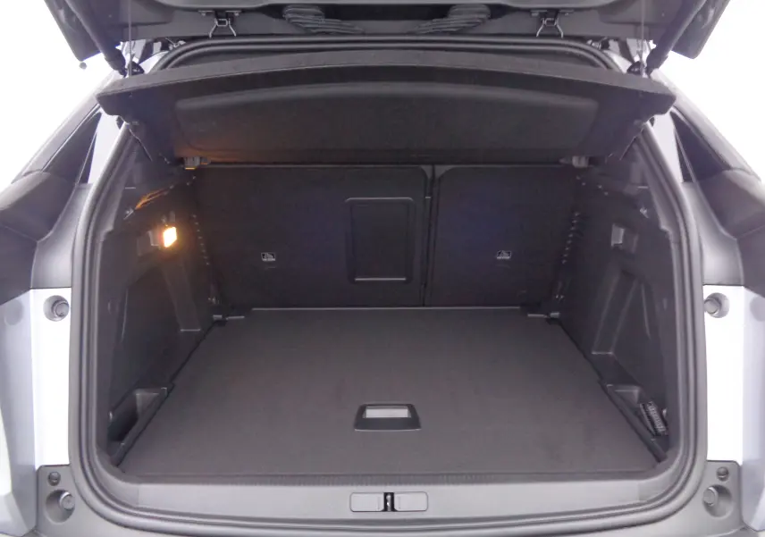 Coffre ouvert d'un Peugeot 3008 gris Artense métal, vue arrière montrant un espace de chargement spacieux et éclairé.