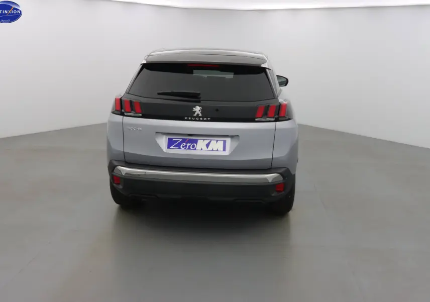 Vue arrière d'un Peugeot 3008 gris Artense métal 2023 avec feux arrière à griffes et hayon fermé.