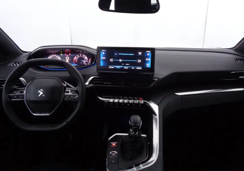 Tableau de bord et volant du Peugeot 3008 2023 en vue frontale, avec écran tactile et commandes modernes.