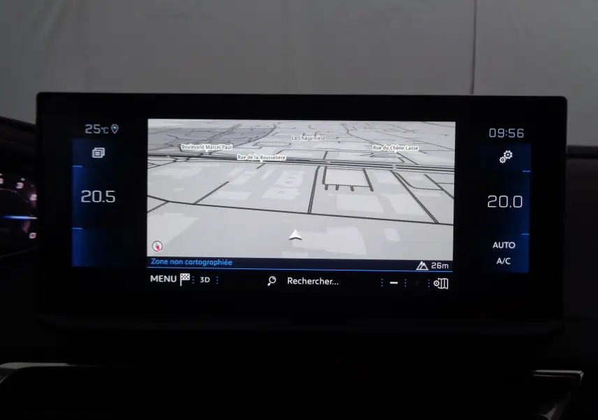 Écran central du Peugeot 3008 2023 affichant la navigation GPS en 3D avec température et réglages climatiques visibles.