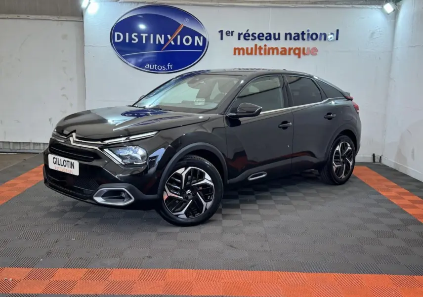 Citroën C4 PureTech 130 noir, vue 3/4 avant droit, avec jantes distinctives et feux LED modernes.