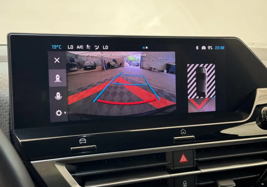 Écran tactile central affichant la caméra de recul et l'aide au stationnement dans une Citroën C4 noire 2023.
