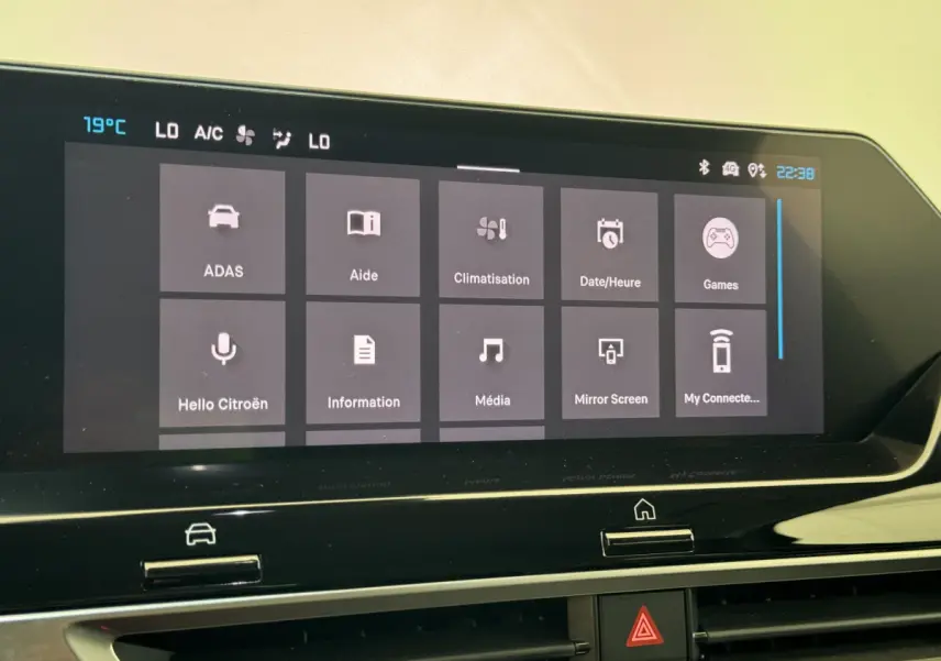 Écran tactile central de la Citroën C4 PureTech 130 Shine 2023 affichant les options de climatisation et multimédia.