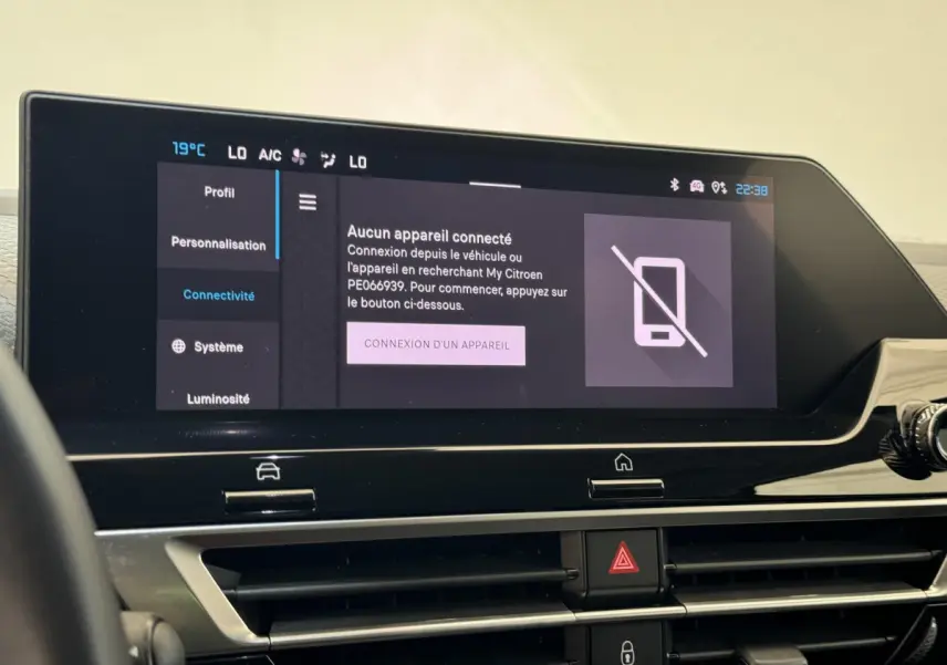 Vue rapprochée du tableau de bord avec écran tactile 10 pouces de la Citroën C4 PureTech 130 noire 2023
