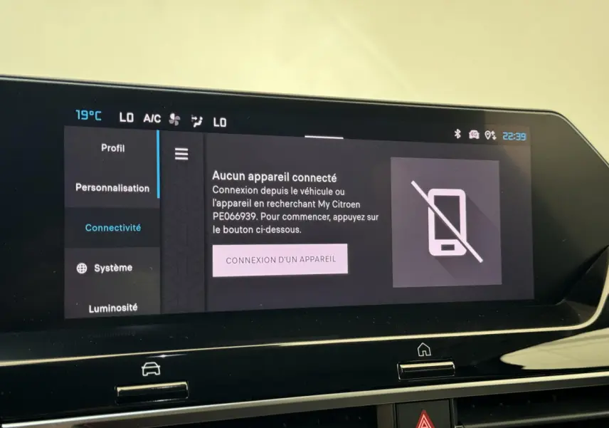 Écran tactile central de la Citroën C4 PureTech 130 EAT8 Shine affichant le menu de connectivité sans appareil connecté.