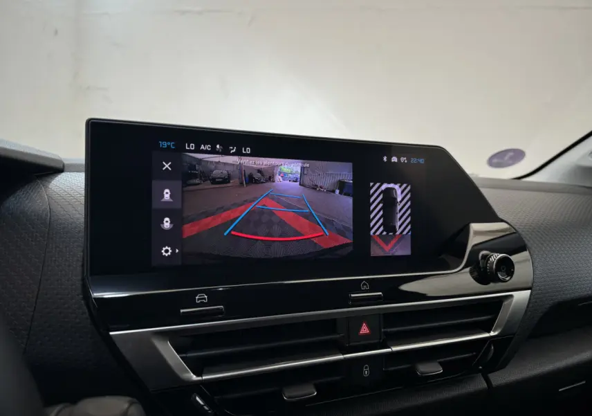 Écran tactile central de la Citroën C4 PureTech 130 Shine affichant la caméra de recul avec guidage de stationnement.