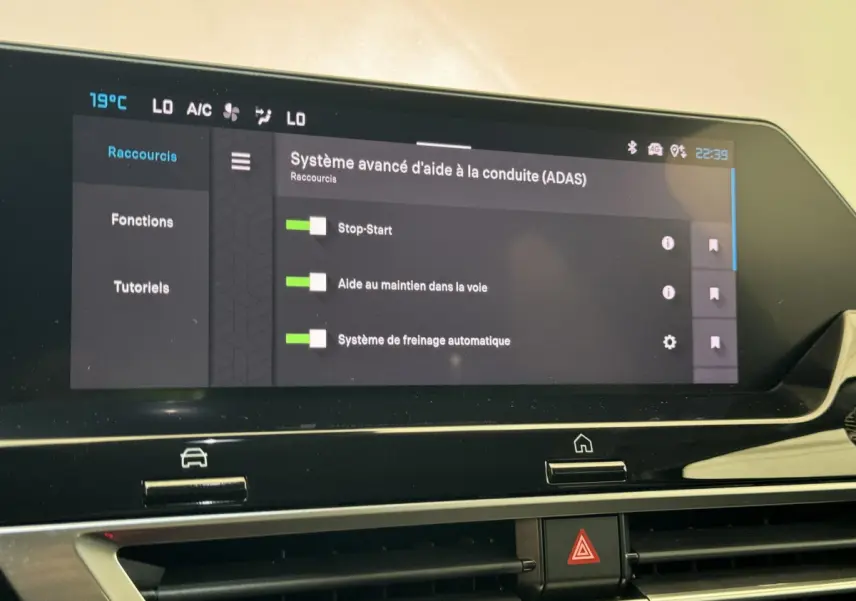 Écran tactile central affichant les aides à la conduite sur la Citroën C4 PureTech 130 Shine 2023.