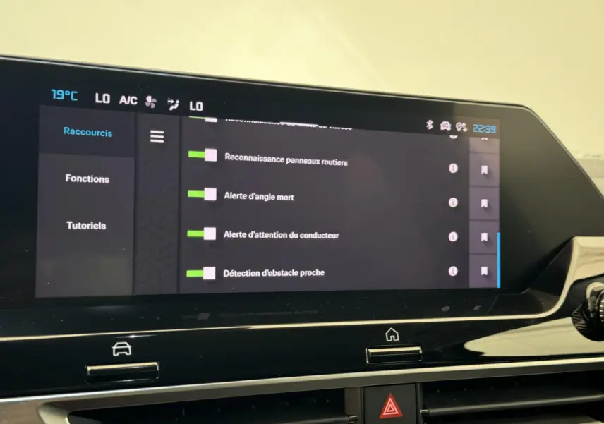 Écran tactile central affichant les réglages d'aide à la conduite dans une Citroën C4 PureTech 130 noire.