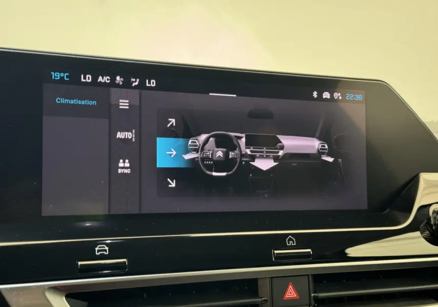 Écran tactile central du tableau de bord de la Citroën C4 PureTech 130 noir, affichant les réglages de climatisation.