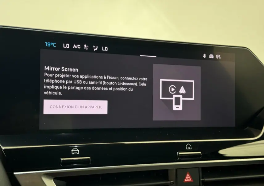 Écran tactile central affichant la fonction Mirror Screen dans l'habitacle d'une Citroën C4 PureTech 130 noire de 2023.