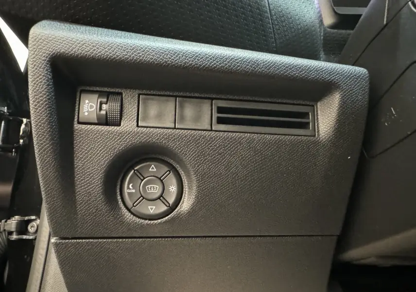 Vue rapprochée du panneau de commandes côté gauche noir de la Citroën C4 PureTech 130 EAT8 Shine 2023.