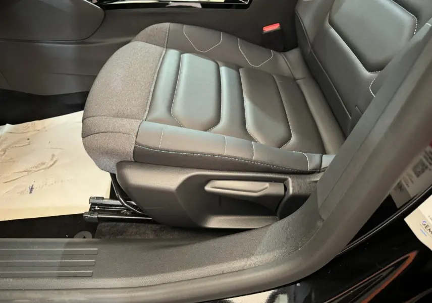 Gros plan sur le siège avant droit bicolore gris et noir du Citroën C4 PureTech 130 EAT8 Shine 2023 noir.