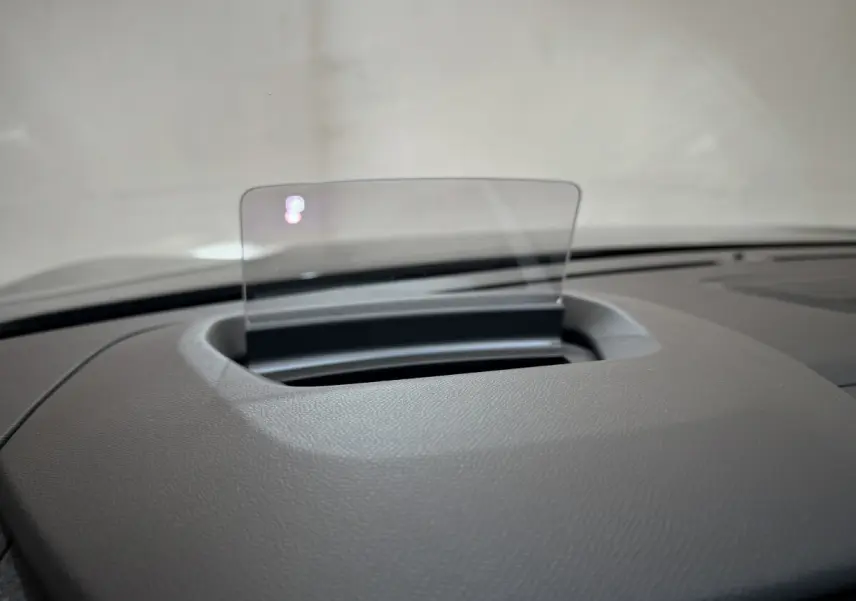 Gros plan sur le tableau de bord gris du Citroën C4 2023 avec écran tête haute transparent déployé