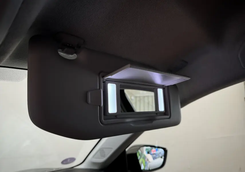 Miroir de courtoisie éclairé sur pare-soleil côté conducteur dans une Citroën C4 noire 2023 PureTech Shine
