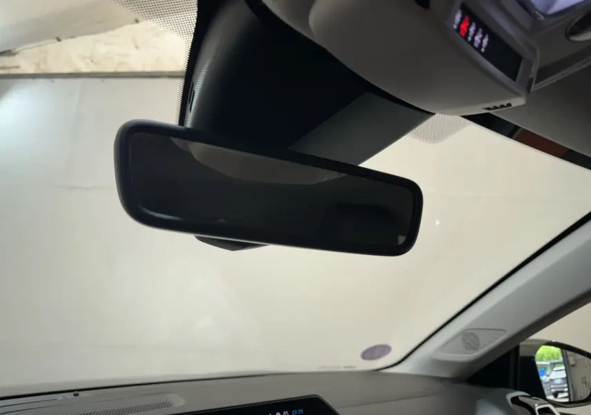 Rétroviseur intérieur noir de la Citroën C4 PureTech 130 Shine, vue depuis le siège conducteur.