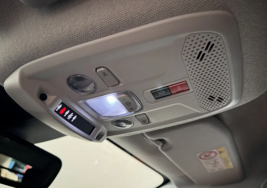 Plafonnier intérieur avec éclairage LED et boutons SOS dans une Citroën C4 PureTech 130 EAT8 Shine 2023.
