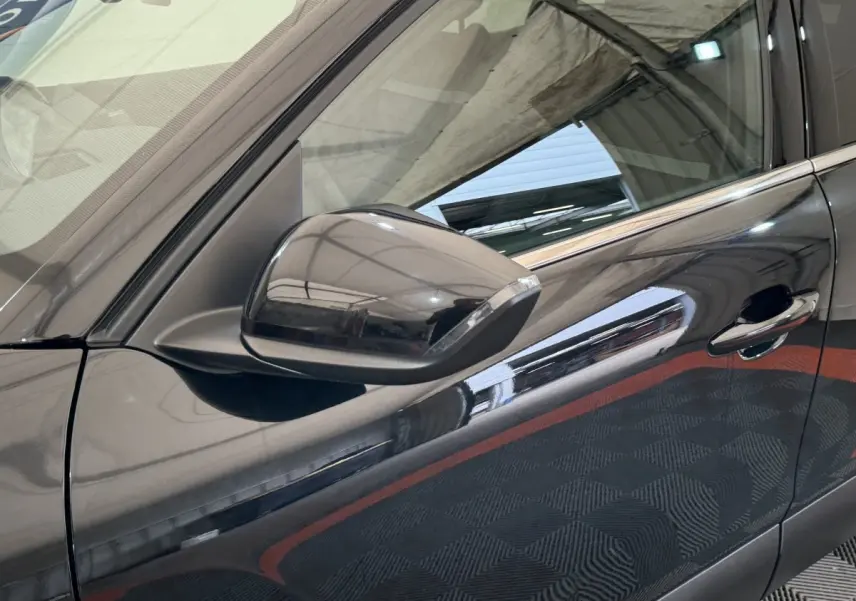 Rétroviseur côté gauche noir brillant de la CITROEN C4 PureTech 130 EAT8 Shine 2023 avec poignée de porte visible.