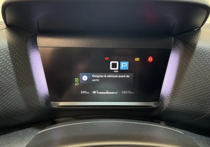 Tableau de bord numérique de la Citroën C4 PureTech 130 EAT8 Shine 2023 affichant vitesse zéro et message d'arrêt.