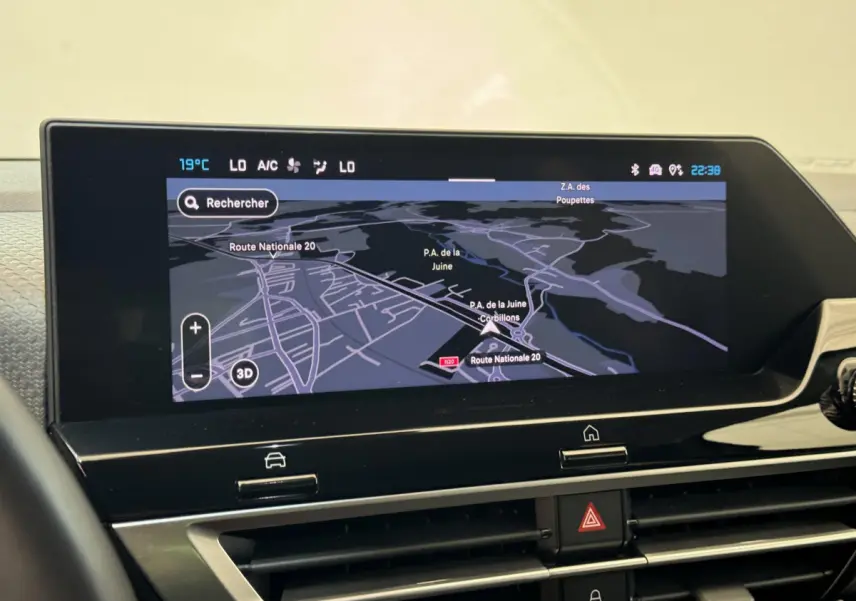Écran tactile central de navigation affichant une carte, intérieur du tableau de bord de la Citroën C4 2023.