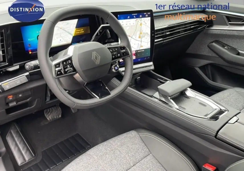 Intérieur du Renault Espace 2025 hybride, vue côté conducteur sur le tableau de bord et écran tactile central.