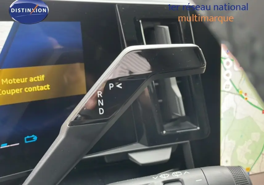 Le levier de vitesses automatique en gros plan dans l'habitacle du Renault Espace noir étoile métal, avec écran tactile en arrière-plan.