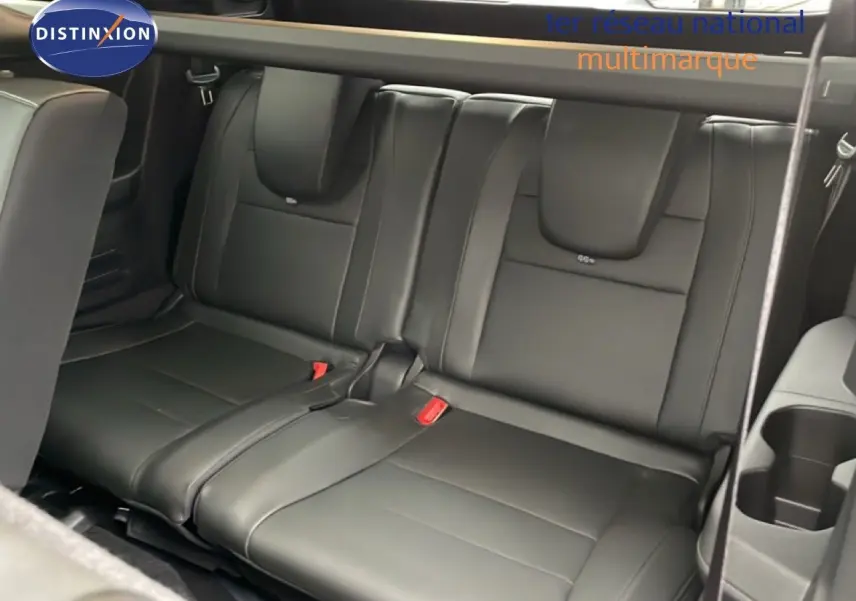 Banquette arrière en cuir noir du Renault Espace 2025, vue intérieure centrée sur les sièges et ceintures rouges.