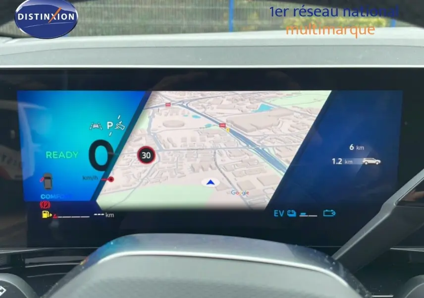 Affichage numérique du tableau de bord du Renault Espace 2025 hybride, avec navigation et indicateurs de conduite.