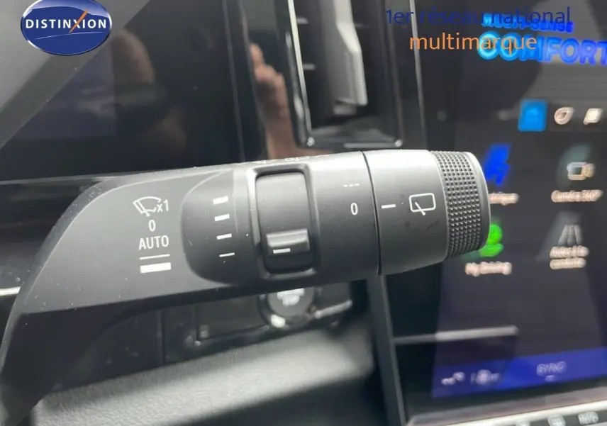 Gros plan sur la commande d’essuie-glace du Renault Espace noir étoile métal 2025, avec écran tactile en arrière-plan.