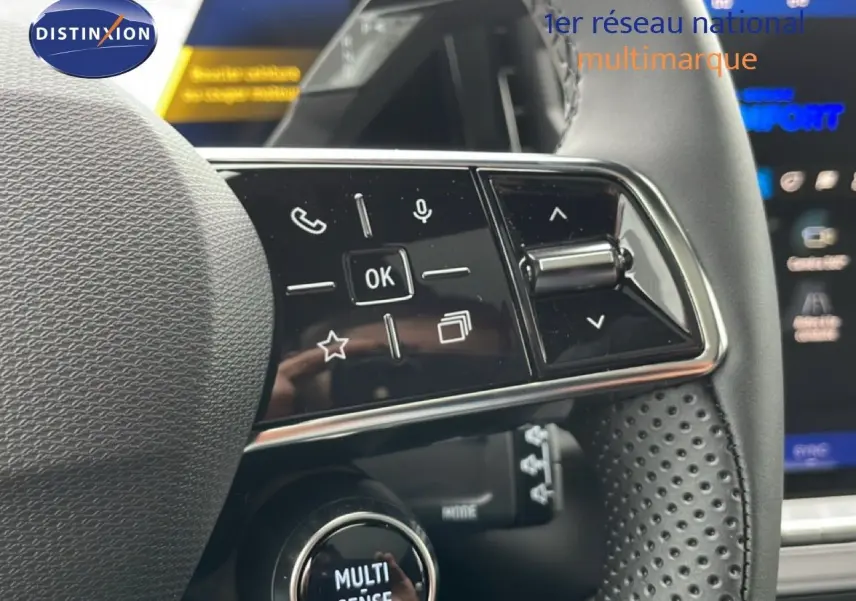 Gros plan sur les commandes au volant noir perforé du Renault Espace 2025, version hybride 1.2 E-TECH TECHNO.