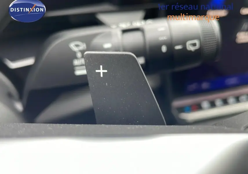 Gros plan sur la palette de changement de vitesse "+" du volant du Renault Espace noir étoile métal 2025.