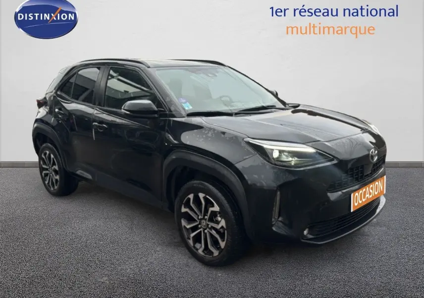 Toyota Yaris Cross 116h Design noir vue 3/4 avant droit avec jantes bi-ton et feux LED allumés