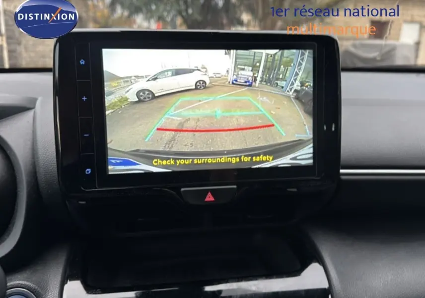 Écran central de la Toyota Yaris Cross 116h Design 2023 noir montrant la caméra de recul avec guidage coloré.