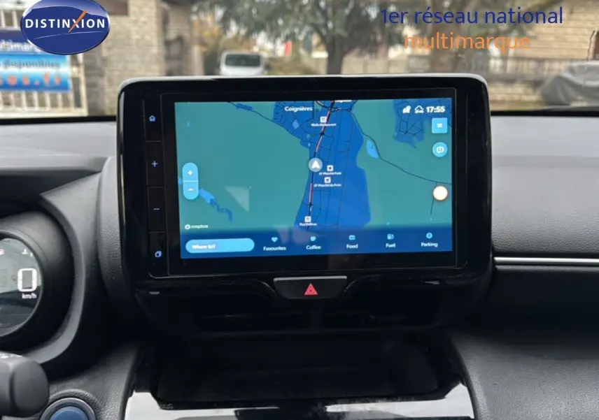 Écran tactile central affichant une carte GPS dans l'habitacle noir d'une Toyota Yaris Cross 116h Design 2023.