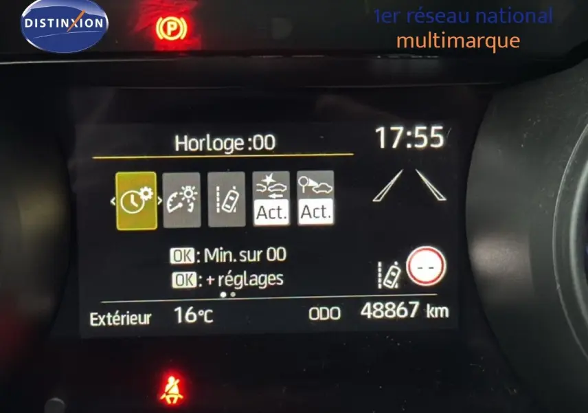 Tableau de bord numérique d'une Toyota Yaris Cross 116h Design 2023 affichant la température extérieure et l'odomètre.